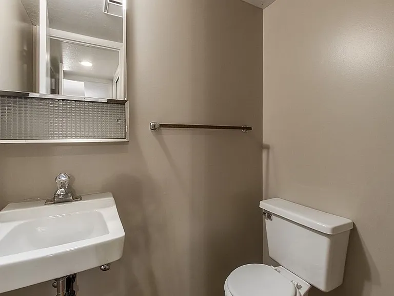 4574 S 700 E — Photo 28