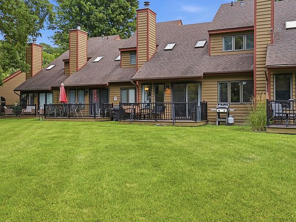 3rd image of 8 Oak Glen Dr