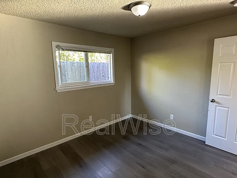 719 SW Bridge St — Photo 16