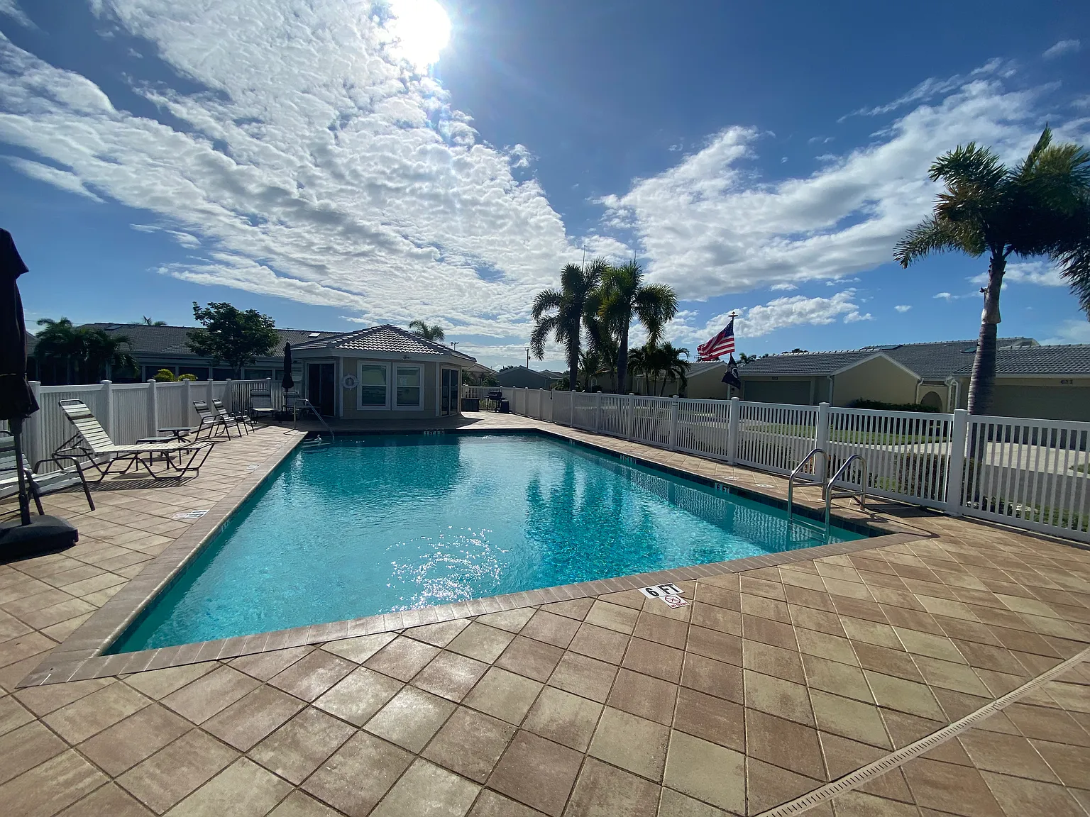 3 bed, 2.5 bath, 2004 sqft, $2,100 — Photo 2