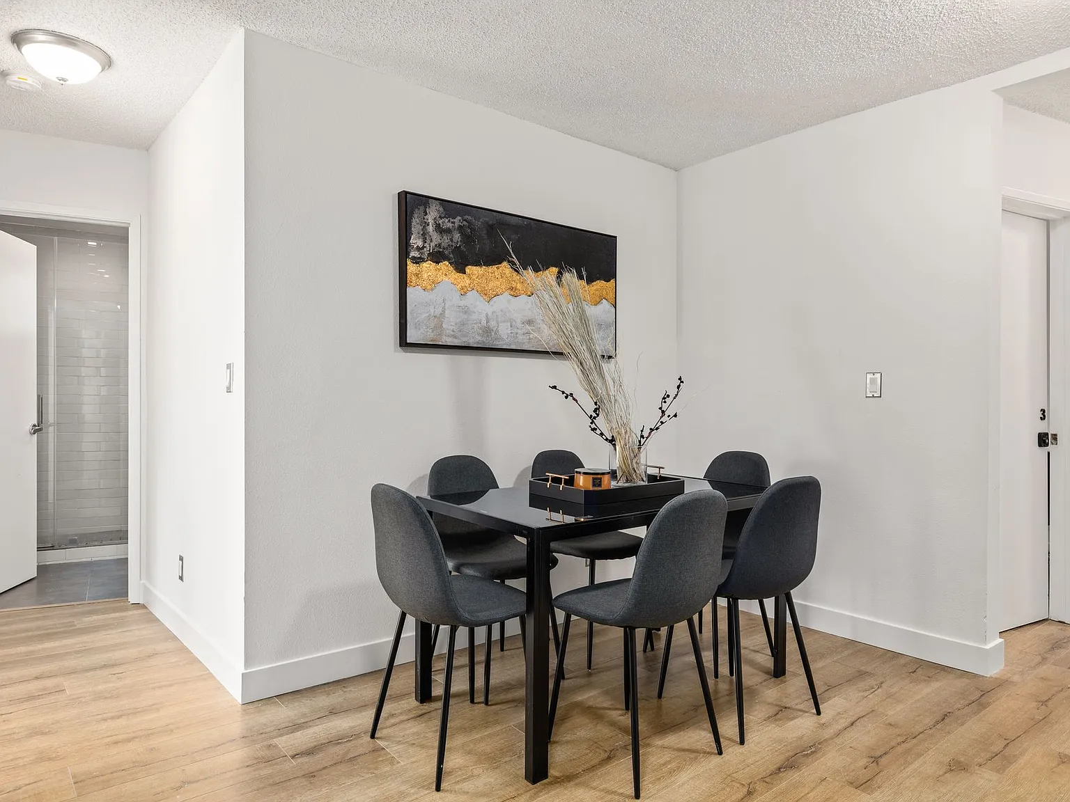 A 6 bedroom, 3 bathroom apartment with a dining/living room & a fully functional kitchen at 1700 ... — Photo 2