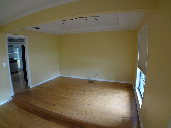 4th image of 122 E Cottesmore Cir