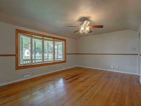 5th image of 808 E Somers St