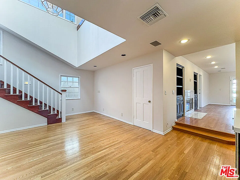 6 bed, 6.0 bath, 3997 sqft, $14,800 — Photo 3