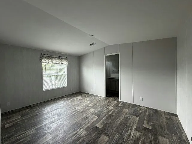 3 bed, 2.0 bath, 1056 sqft, $2,000 — Photo 4