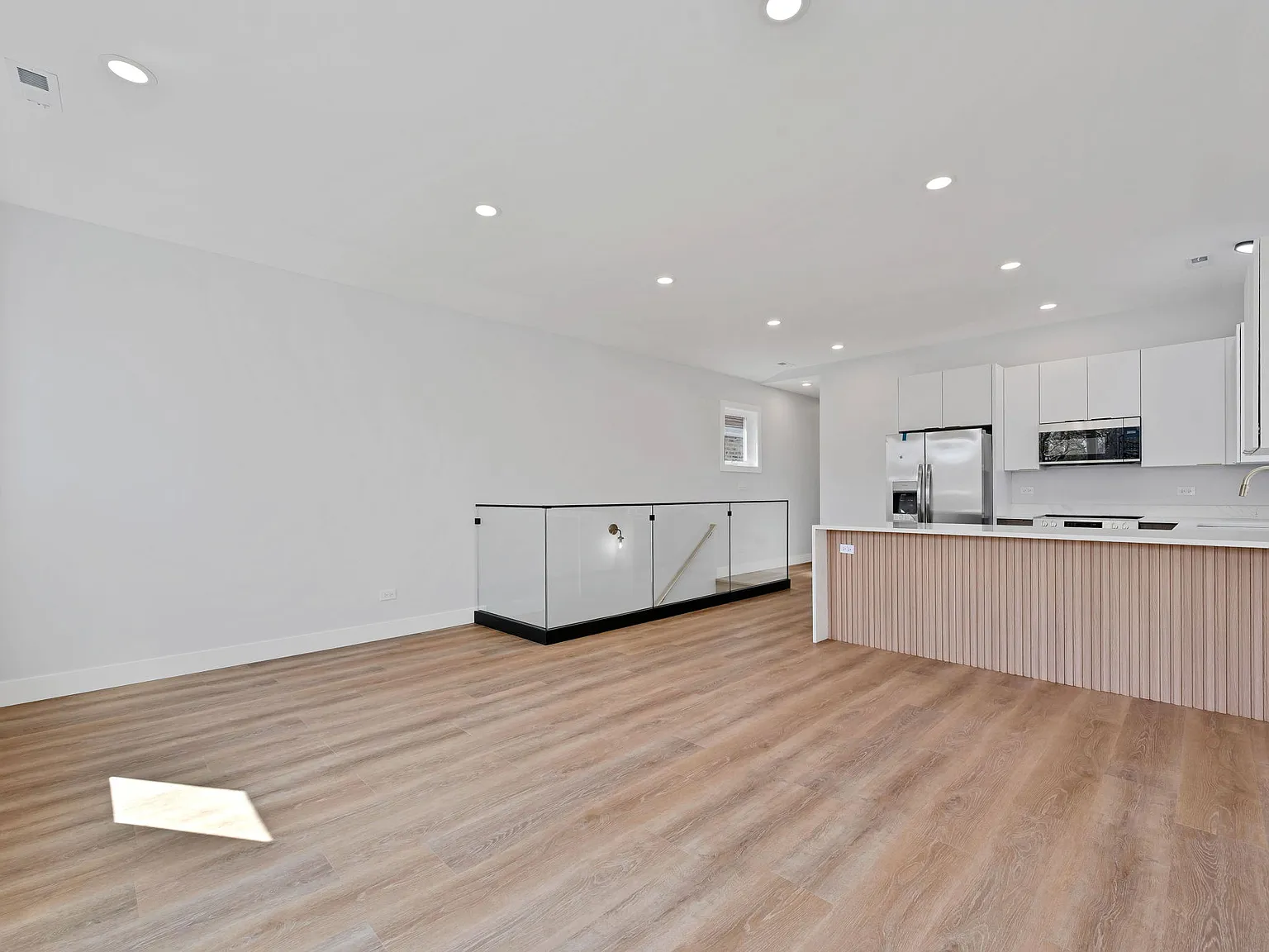 3 bed, 1200 sqft, $3,095 — Photo 3
