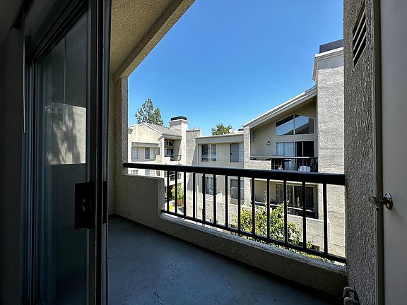 5th image of 5500 Owensmouth Ave APT 314