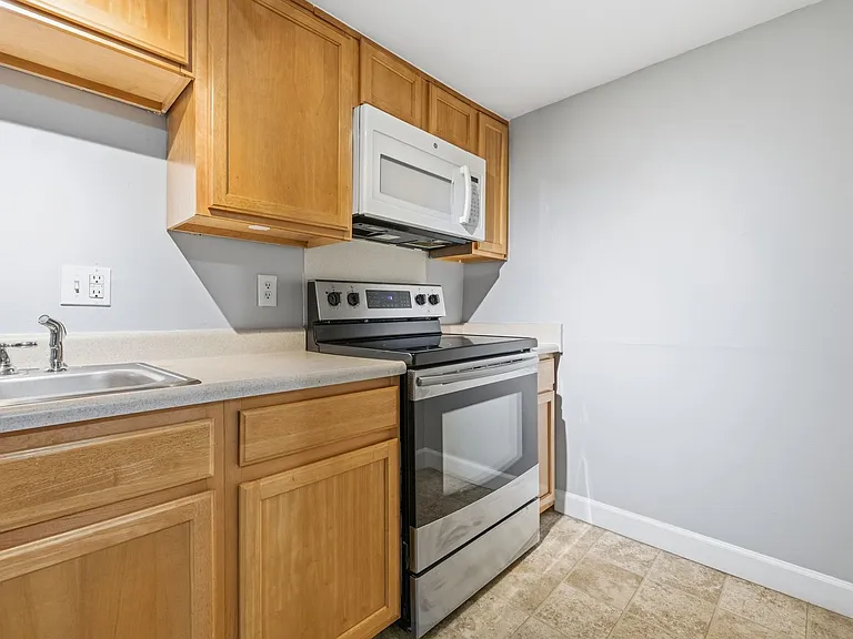 Balsam Avenue Apartments - The Courts — Photo 20
