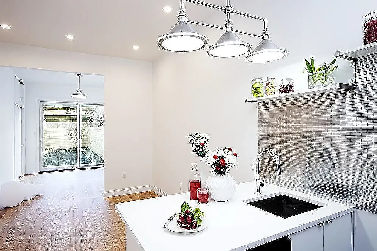 223 Devoe Street — Photo 4