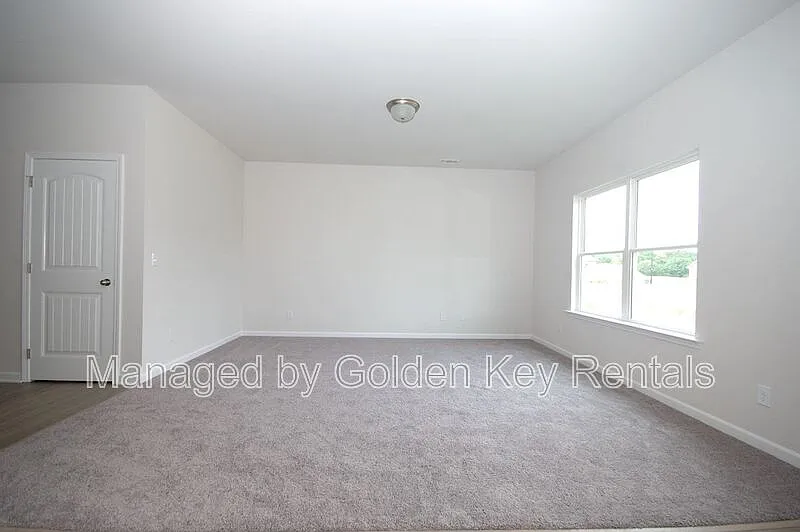 3 bed, 2.5 bath, 1800 sqft, $2,000 — Photo 3