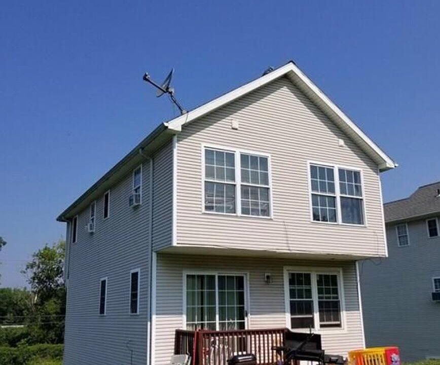2nd image of 352 Brookfield St