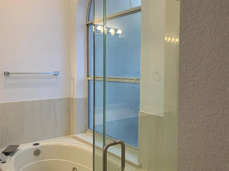 11608 Penfield Ln NE — Photo 13