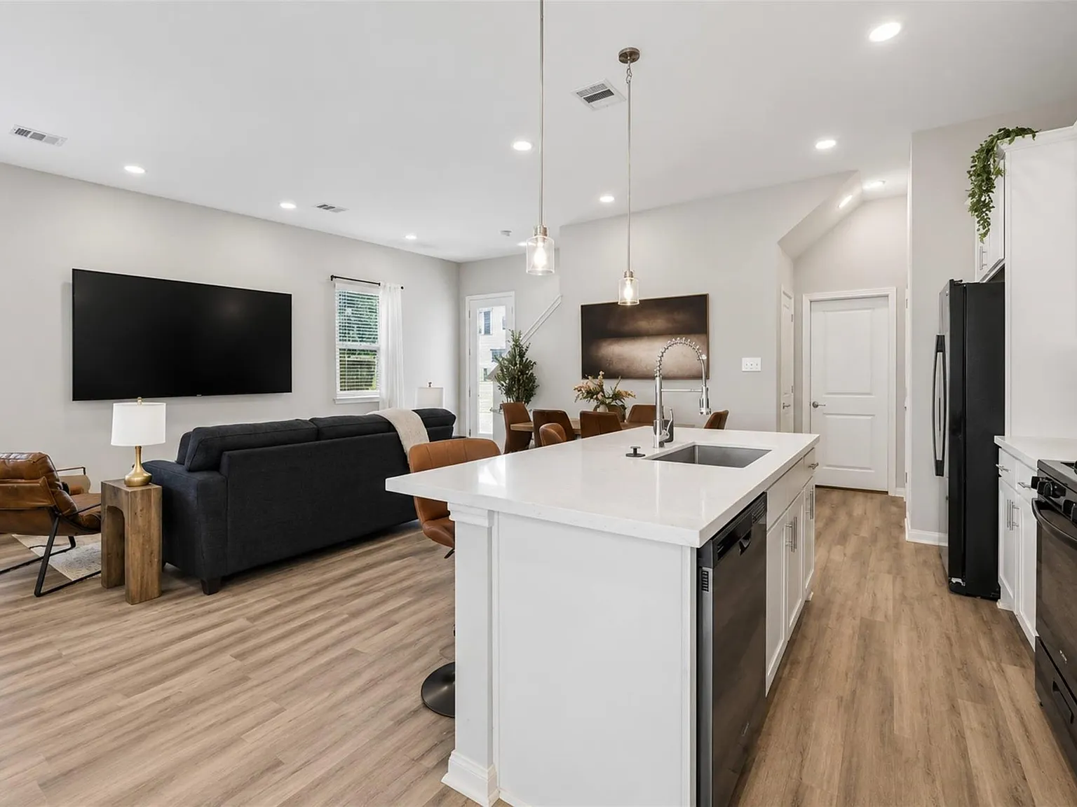 3 bed, 2.5 bath, 1652 sqft, $2,100 — Photo 3