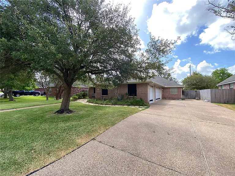 306 Landsburg Ln — Photo 3