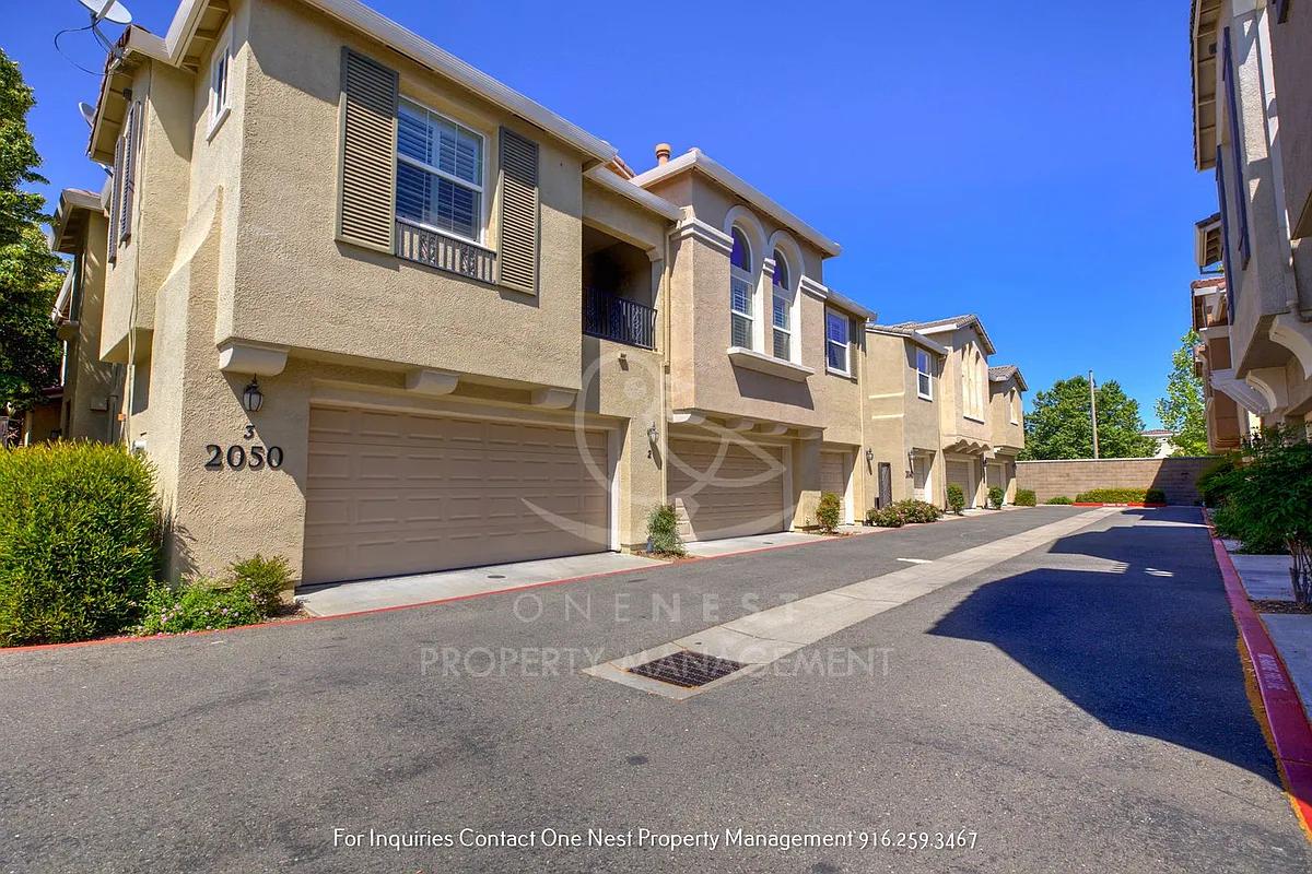 Building Photo - 2050 Sierra View Cir #1