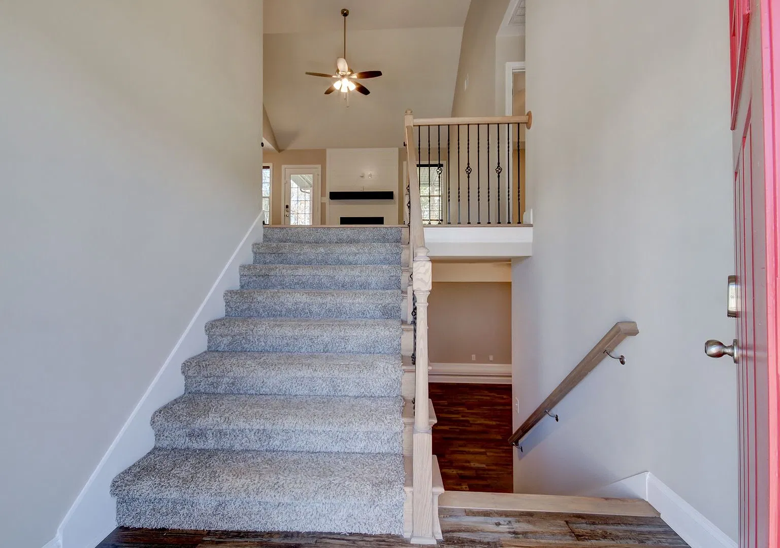 Pet Friendly Four Bedroom with Basement! — Photo 2