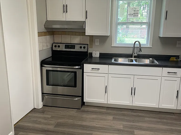 2900 Elisha Ave #B — Photo 4
