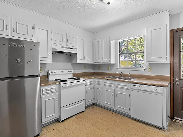 621 33rd St E #D — Photo 6