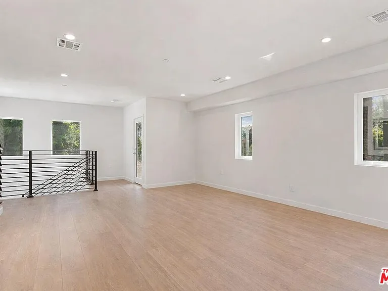 2120 N Beachwood Dr — Photo 9