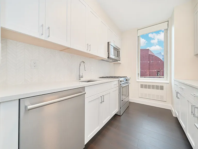 160 Riverside Blvd #21F — Photo 11