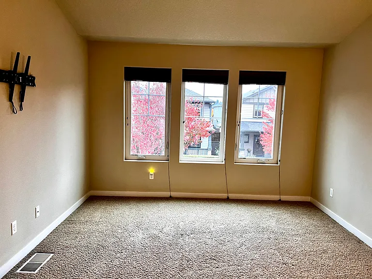 429 SW 202nd Ter — Photo 6