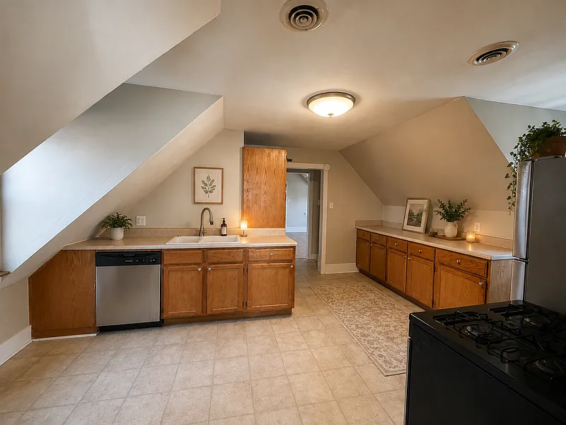 3 bed, 1.0 bath, $1,049 — Photo 2