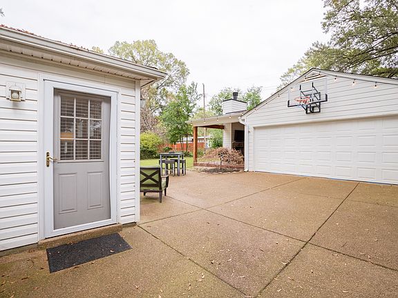 4th image of 1080 Woodview Dr