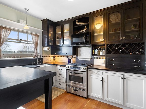 Gas range and microwave.