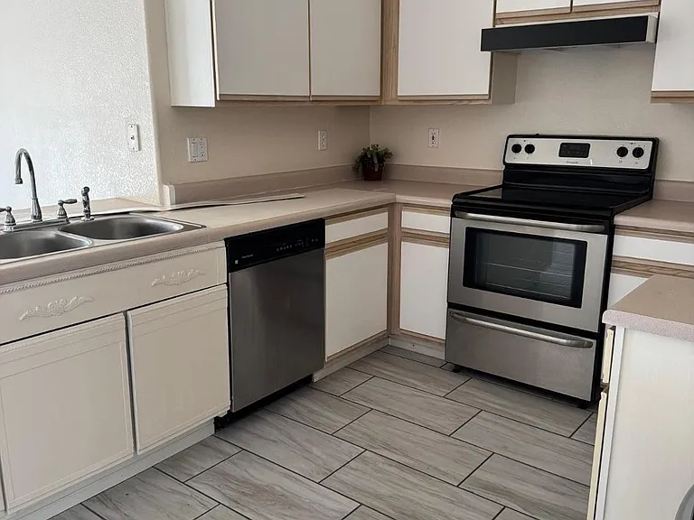 8563 W Mission Ln — Photo 6