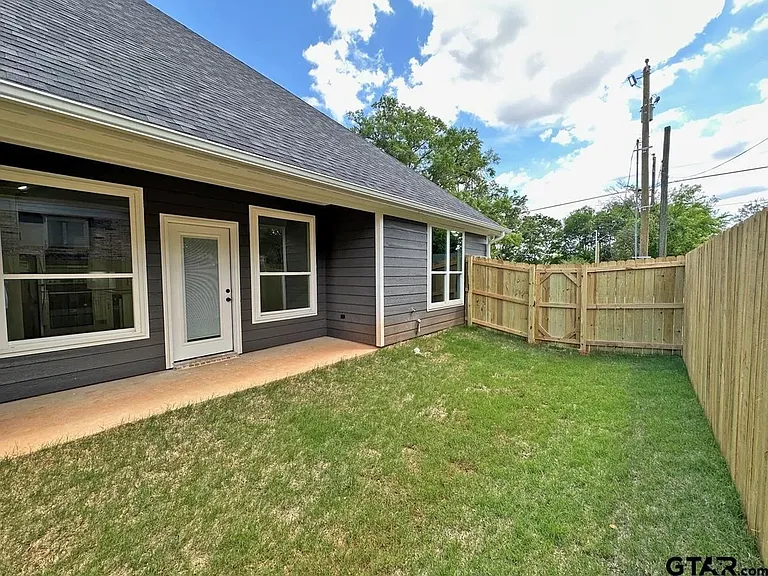 308 Shahan St #B — Photo 6