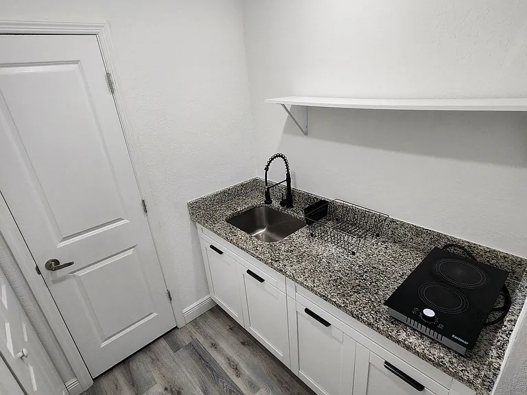 1605 N Gomez Ave — Photo 31