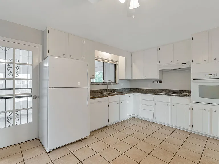 1202 S Moline St — Photo 6