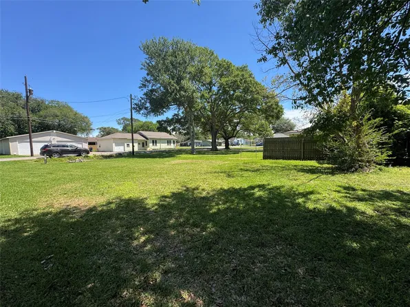 5419 Whitaker St, Groves, TX 77619
