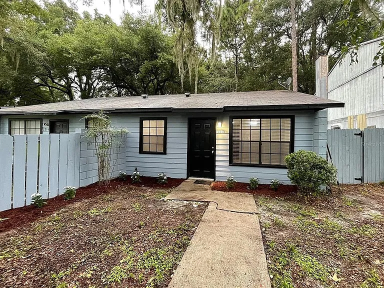 2210 SW 70th Ter — Photo 1