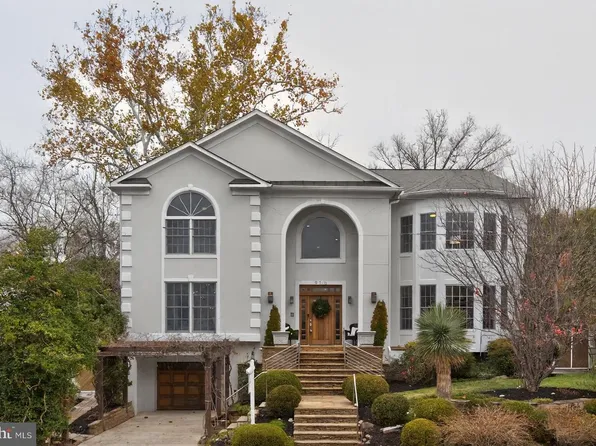 9715 Singleton Dr, Bethesda, MD 20817