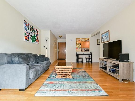 3rd image of 11 Linda Ln #10