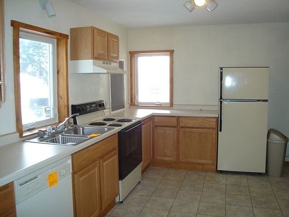 3rd image of 415 Willow St E