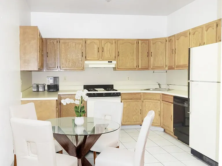 400 Washington St #2 — Photo 5