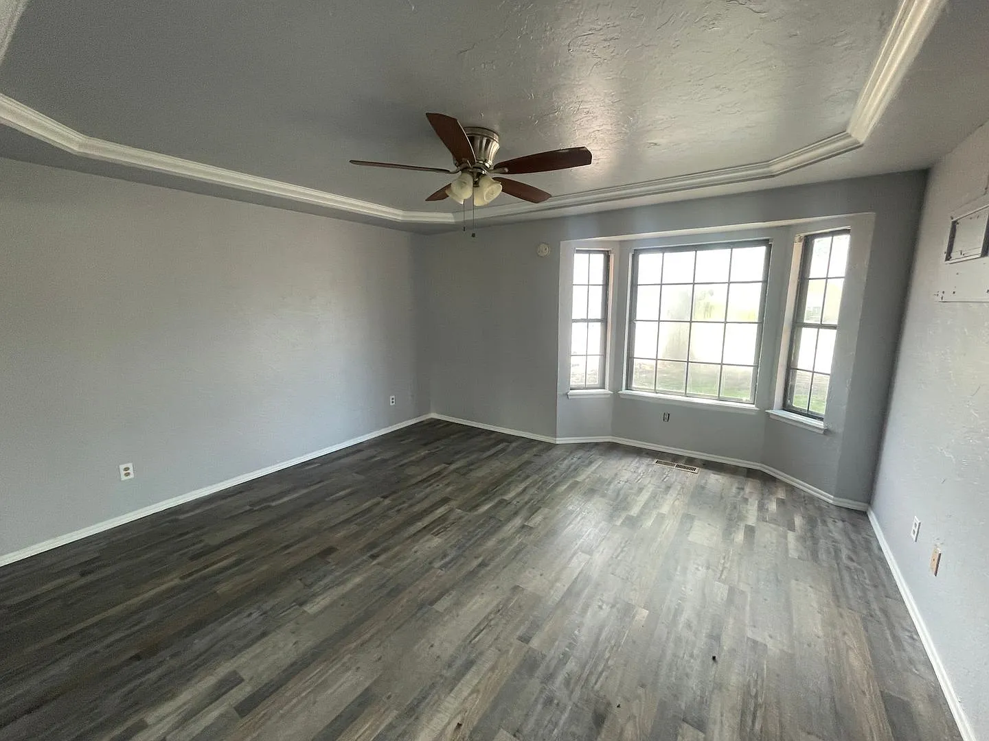 4 bed 2.5 baths in Moore Schools. 2 living areas, formal dining, storm shelter and pool! — Photo 3