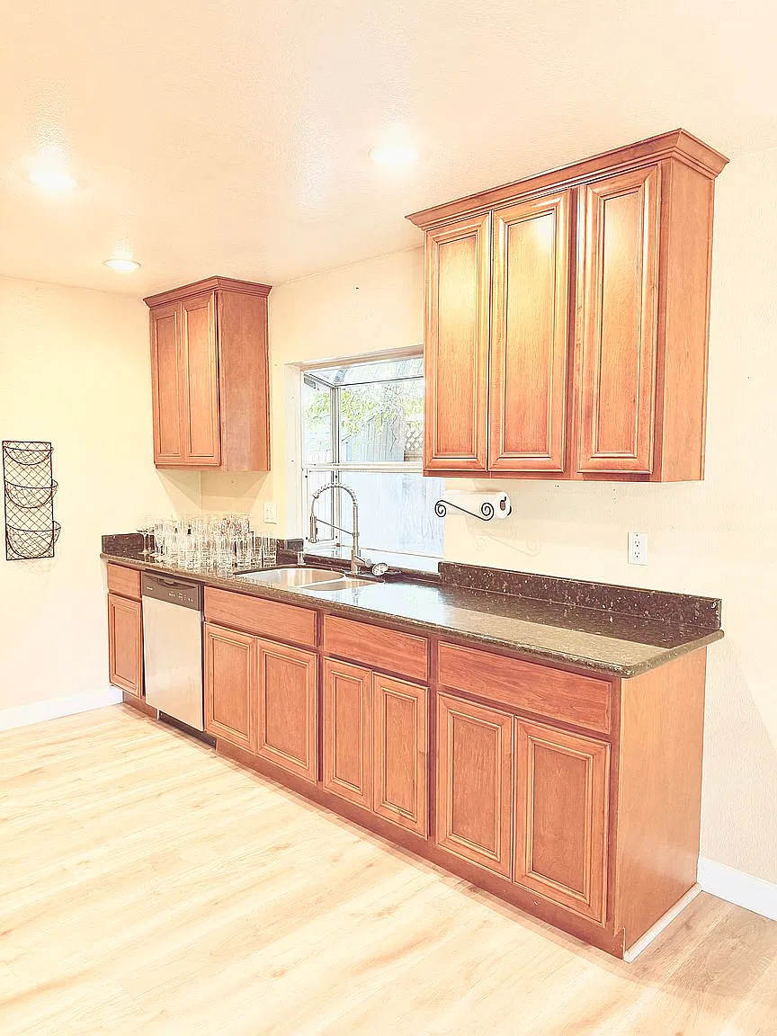 3 bed, 1220 sqft, $3,988 — Photo 3