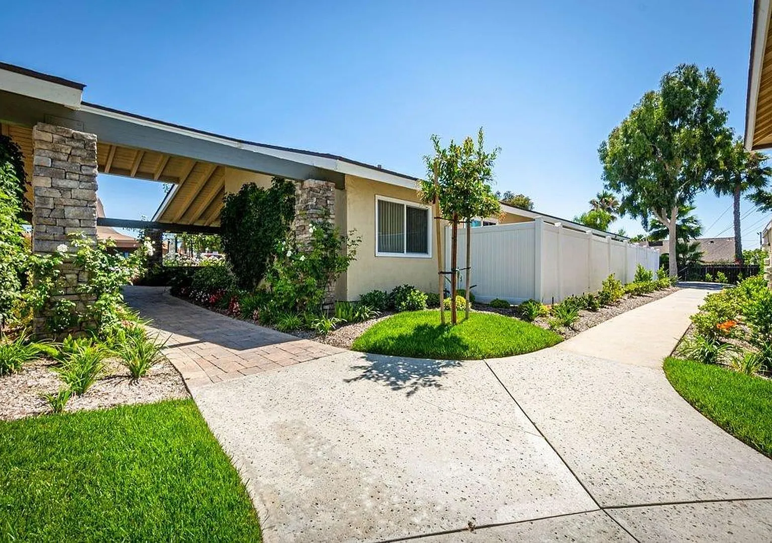 ROLLING HILLS MANOR APTS — Photo 4