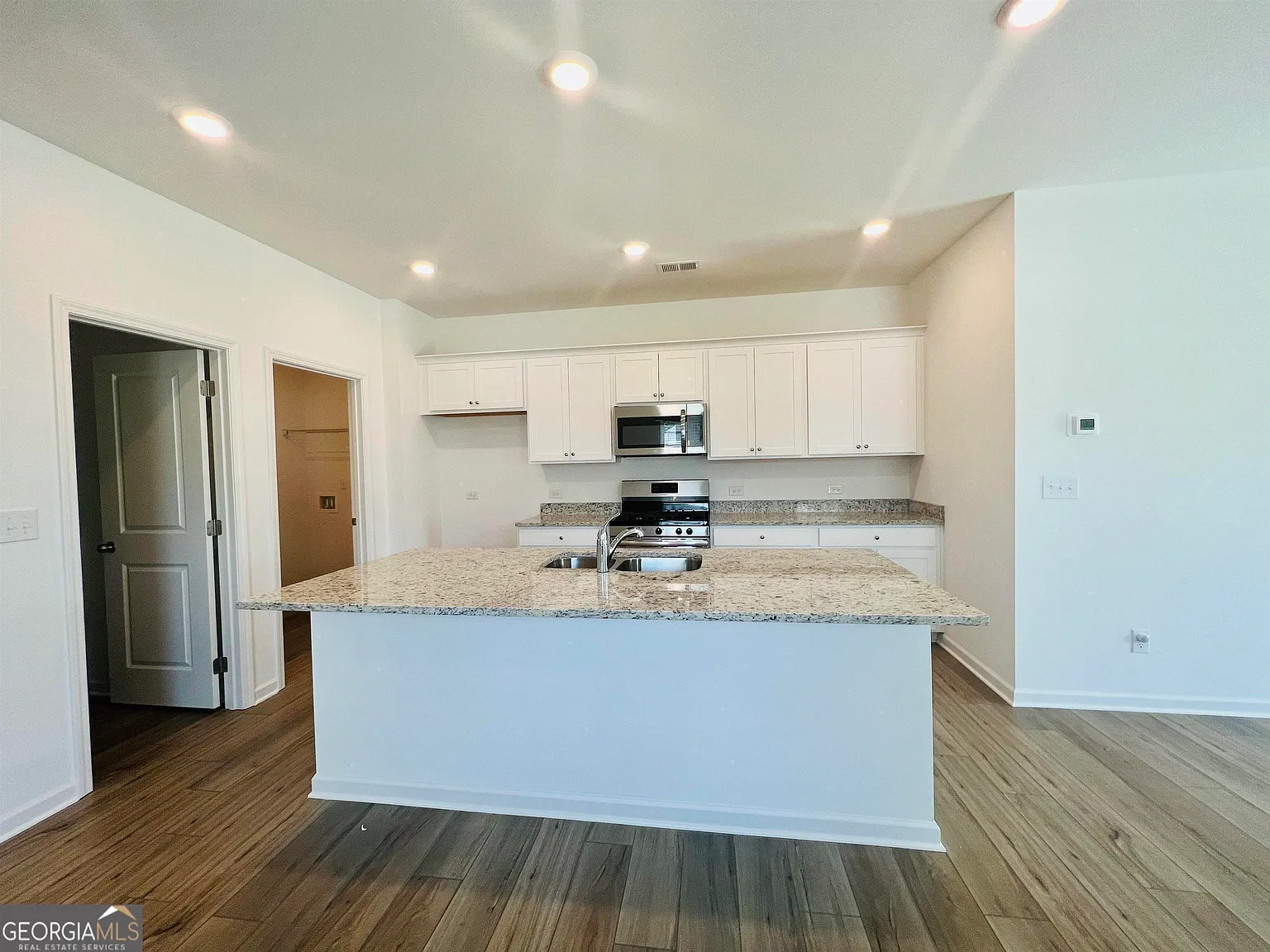 4 bed, 2.5 bath, 2338 sqft, $2,450 — Photo 3