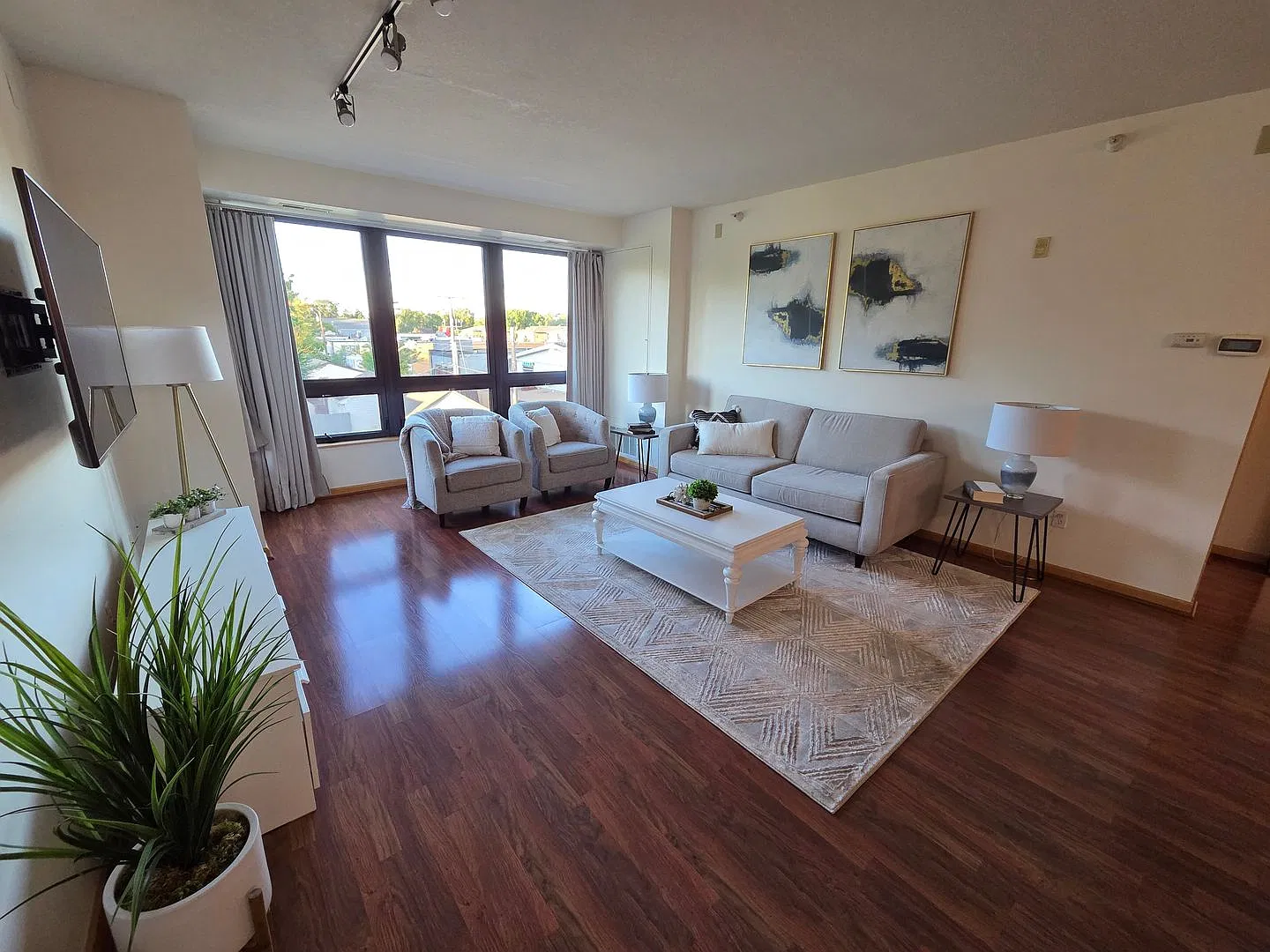 Modern and Stylish Condo - Move-In Ready — Photo 2