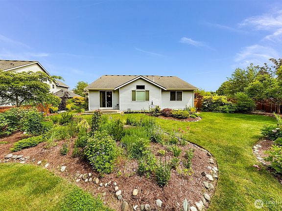 2nd image of 927 Clearwater Court
