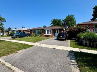 739 Consort Cres, Mississauga, ON L5C 1J8
