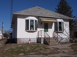 215 S Vine St, Nokomis, IL 62075