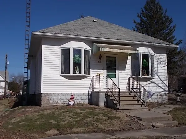 215 S Vine St, Nokomis, IL 62075
