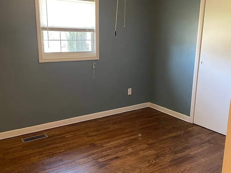 1104 Waverly Ave — Photo 6