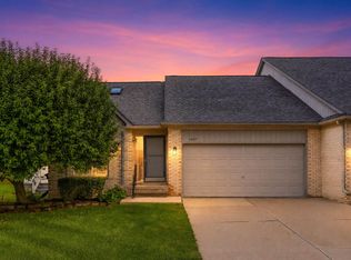 46201 Bentley Cir W, Macomb, MI 48044