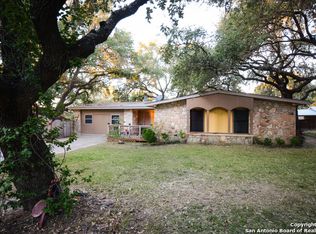 318 Sollock Dr, Devine, TX 78016